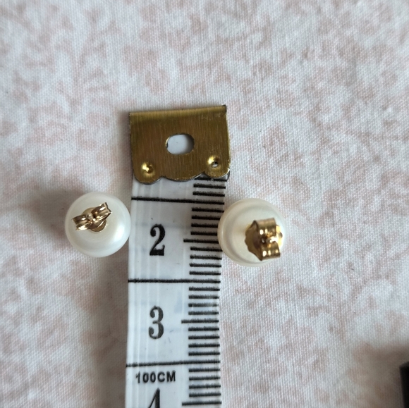 14K Gold Pearl Stud Earrings – White 7mm - Picture 6 of 11